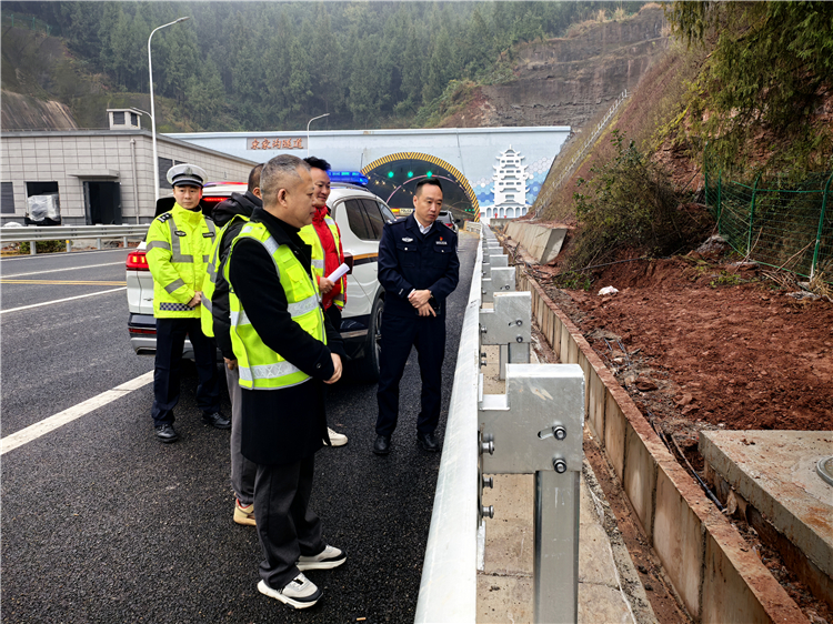 四川省公安廳高速公路公安局五分局副局長陳銳帶隊赴成南公司南充轄區(qū)開展春運春節(jié)前安全檢查.jpg